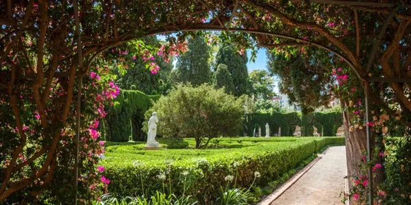 Ven y descubre por ti mismo los jardines más bonitos de Vale