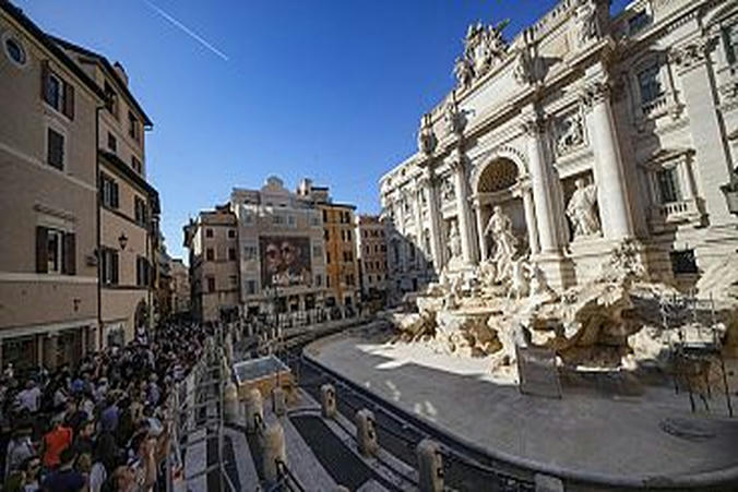 Walkway opened in Rome to keep tourists away from Trevi foun